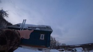 Сход снега с крыши, главное не на голову