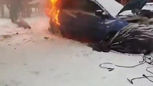 Отогрев автомобиля может оказаться опасной процедурой. При использовании открытого огня однозначно! смотреть онлайн