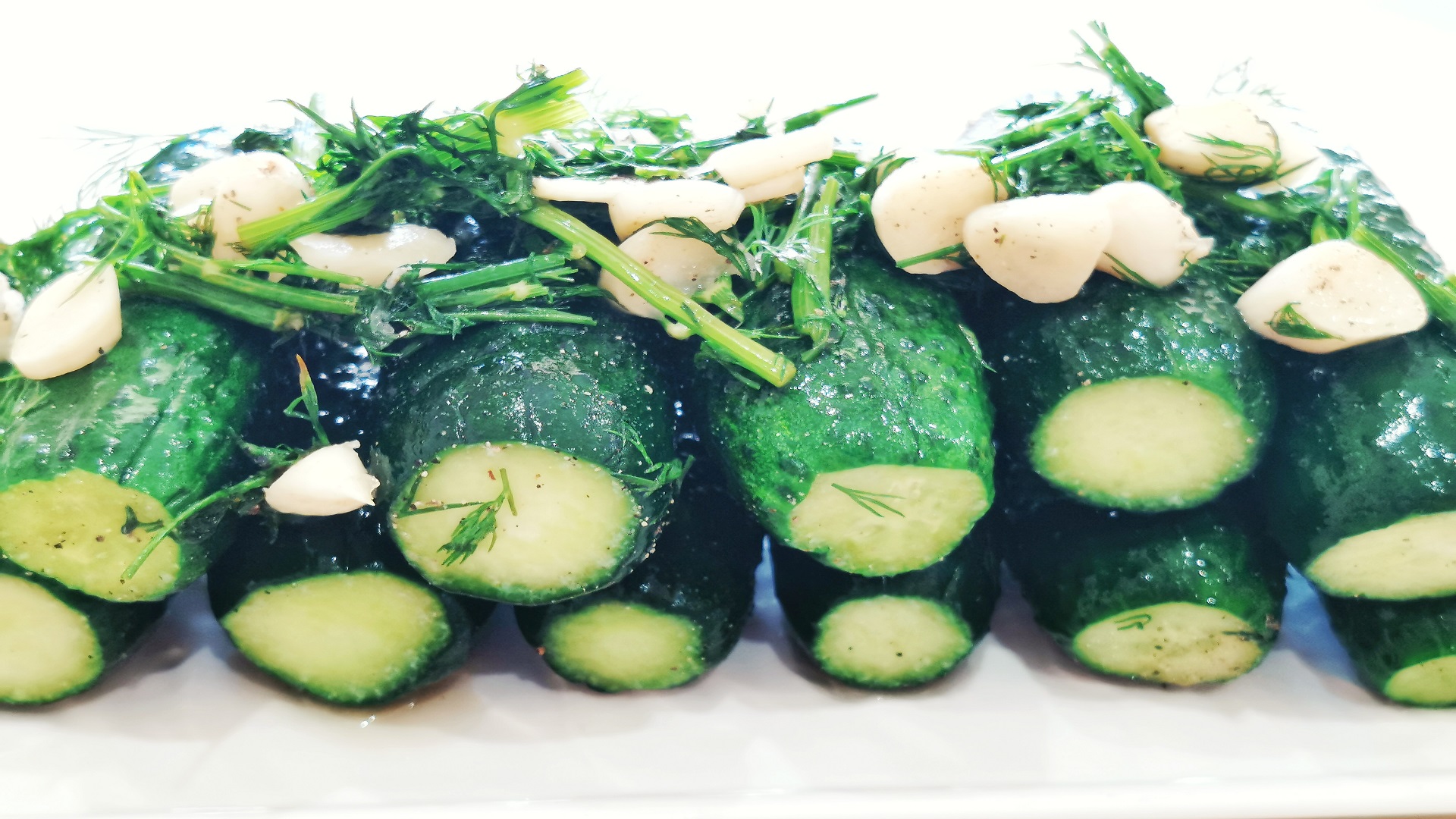 Малосольные ХРУСТЯЩИЕ огурчики сухого посола.Мой любимый РЕЦЕПТ с укропом и чесноком на закуску.. смотреть онлайн