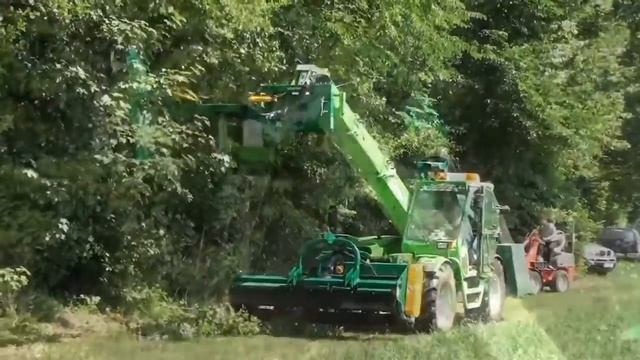 MERLO MULTIFARMER на обрезке деревьев и кустарника. Универсальная машина для сельского хозяйства. смотреть онлайн
