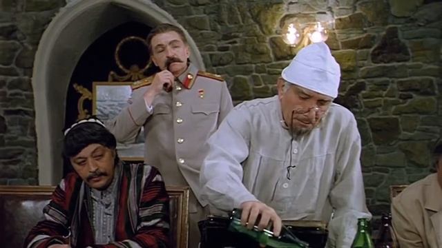 На Дерибасовской хорошая погода, или На Брайтон-Бич опять идут дожди: Артист в образе Сталина смотреть онлайн