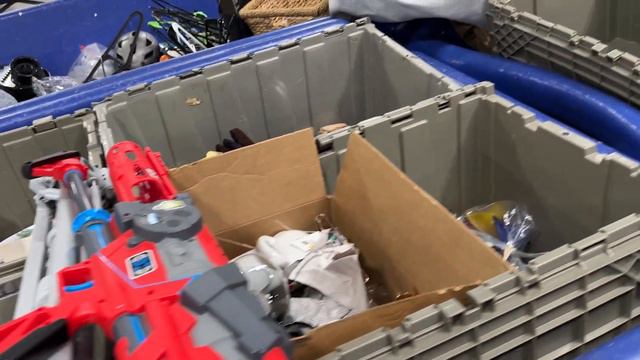 THE NEW DONATIONS ARE ROLLING OUT! Time to DIG! Thrift With Me at The Goodwill Outlet. смотреть онлайн