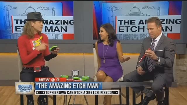 The Amazing Etch Man" etches a sketch in seconds смотреть онлайн