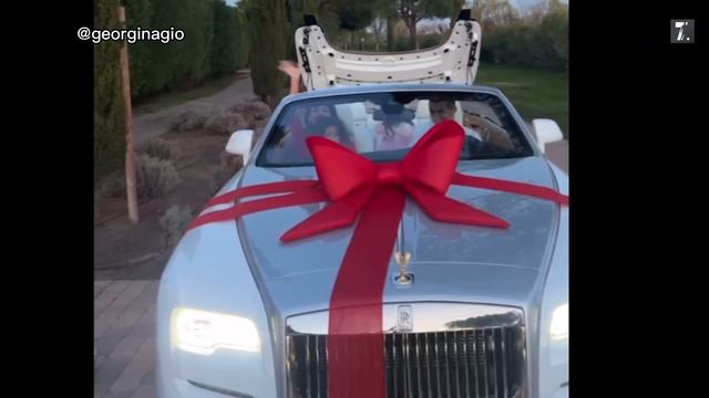 Cristiano Ronaldo Receives Rolls Royce As Christmas Gift from Girlfriend Georgina Rodriguez смотреть онлайн