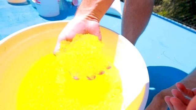 FROZEN 100 Mystery Buttons.. Only 1 Will Let you ESCAPE the Box!! смотреть онлайн