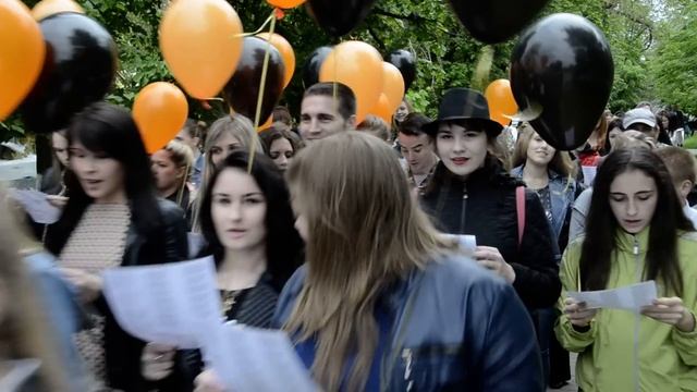 Флешмоб Победы проходит в Каменске смотреть онлайн