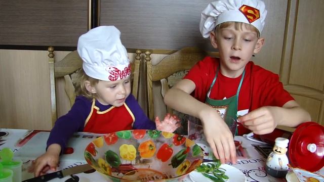 Готовим мороженое в формочках Ссылка на формочки в описании к видео Из клубники и йогурта смотреть онлайн