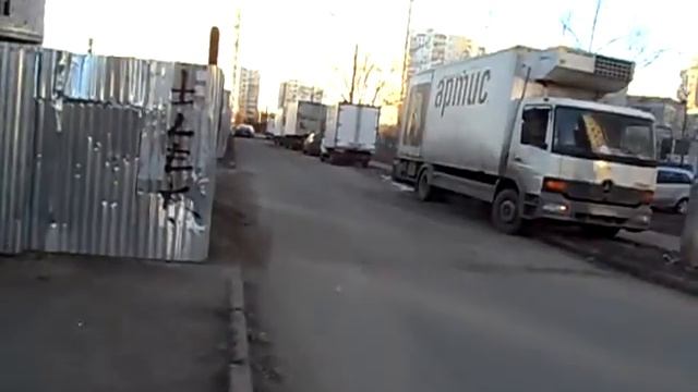 Люберцы.Воинов Интернационалистов.Детский сад. "Парковка" грузовиков вдоль детского сада.... смотреть онлайн