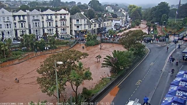 Emergency in Dawlish: Police Shut Down Roads Amidst Flash Flood Chaos смотреть онлайн