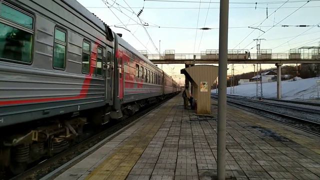 Электровоз ЭП1П-003 со скорым поездом проследует станцию Бугач смотреть онлайн