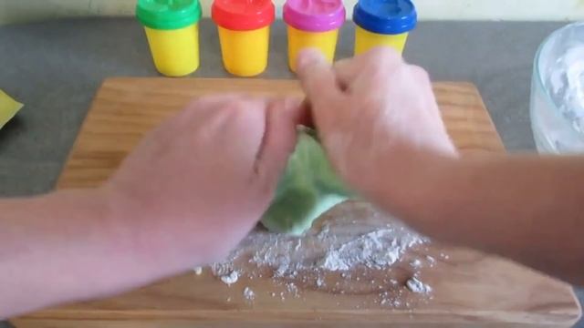 Как сделать тесто для лепки, пластилин Play Doh в домашних условиях How to make Play Doh at hom смотреть онлайн