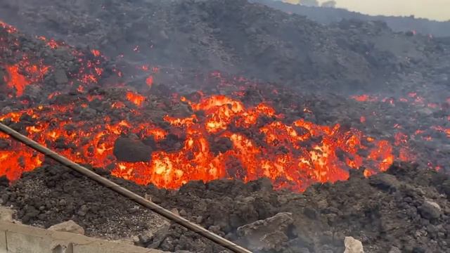 Lava masiva arrastrándose hacia la ciudad de La Palma, España смотреть онлайн