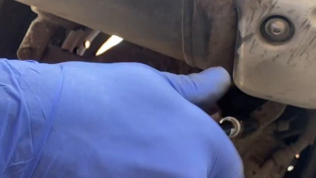 Replacing brake pads on a Suzuki AN 650 Burgman Scooter смотреть онлайн