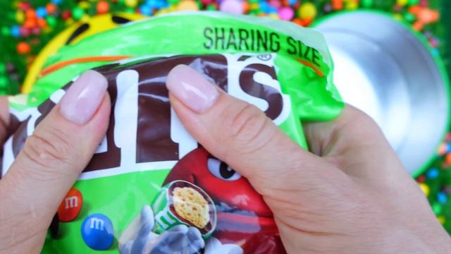 Colors Magic M&M’s Mixing Candy in 2 Bathtubs & Cutting ASMR смотреть онлайн