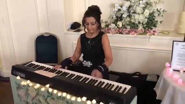 Professional Pianist Kamla plays Sinatra on her Vintage Style Yamaha P125 Stage Piano смотреть онлайн