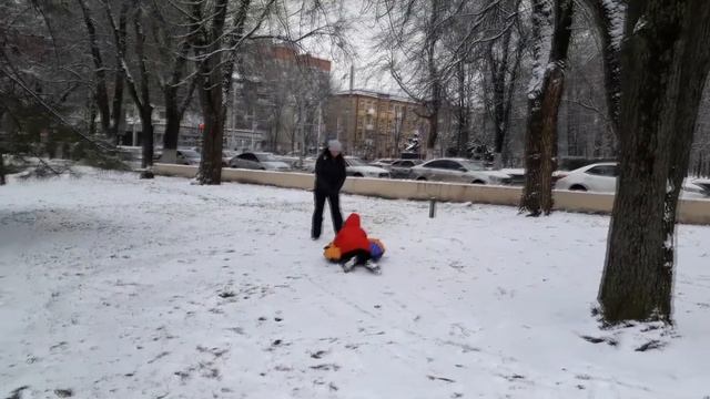 Снегокат или Тюбинг (бублик плюшка сноутюбинг надувные сани) Что купить Обзор и сравнение смотреть онлайн