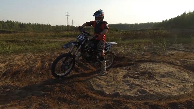 КАК ПРАВИЛЬНО ДЕЛАТЬ РАЗВОРОТ НА МЕСТЕ [KTM SX125] смотреть онлайн