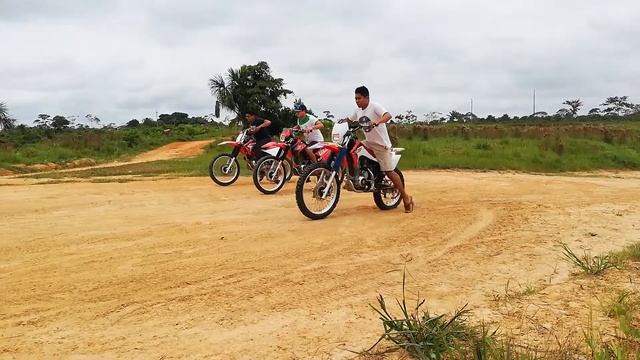 Prueba Crf 230f ,cross,pikes, carrera смотреть онлайн