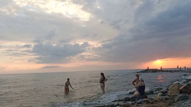 Какая красота!!! Вечером пришли на пляж и обалдели.... Анапа, пляж 40 лет Победы смотреть онлайн