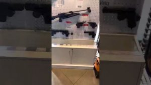 На АЗС в Москве можно купить пистолет