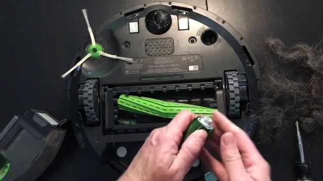 Cleaning dog hair from a Roomba "Error 2, please clean extractors." (In a hurry? Watch at 3:00-3:40 смотреть онлайн