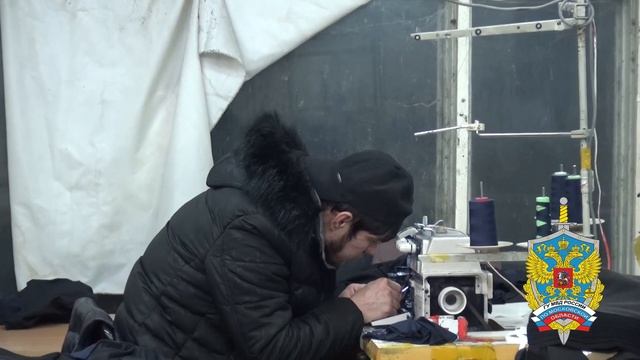 Пятнадцать нелегалов работали и жили в швейном цеху в Ногинске смотреть онлайн