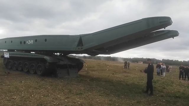 Перевод в походное положение мостоукладчика МТУ-72. Форум "Армия - 2021". смотреть онлайн