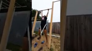 Девушка подтягивается 20 раз с весом 5кг