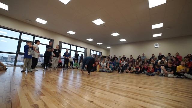 Шкальники Vs. Крушители танцпола смотреть онлайн