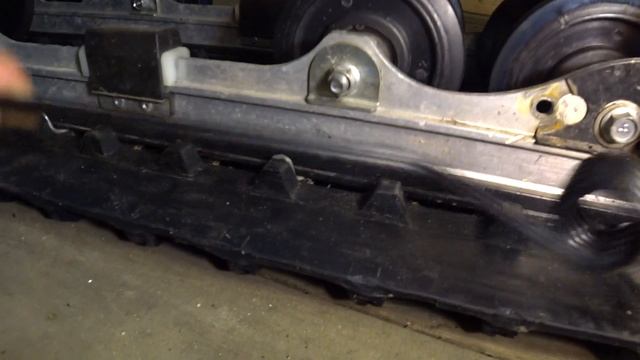 Установка скребков на снегоход.