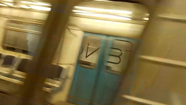 Электропоезд 81-717/714.6 Шестерка на станции метро Физтех смотреть онлайн