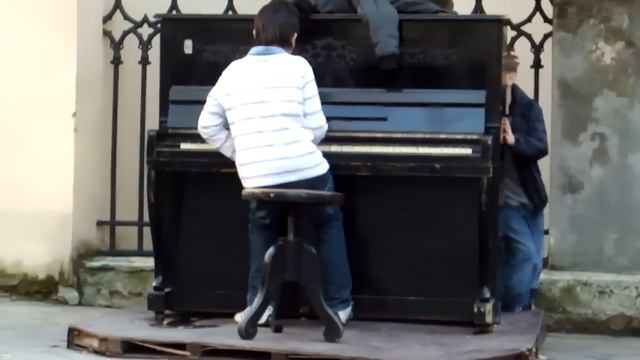Талантливый Ребёнок Играет На Рояле На Улице Музыку Из Пиратов Карибского Моря смотреть онлайн