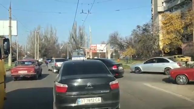 В Херсоне упал столб электроопоры смотреть онлайн
