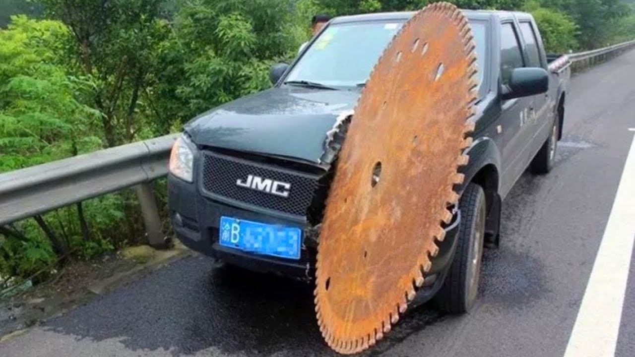 ОНИ ЕЛЕ ВЫЖИЛИ, ГИГАНТСКАЯ ПИЛА ВЛЕТЕЛА В МАШИНУ! смотреть онлайн