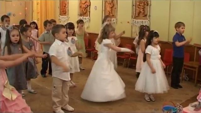 Танец-игра: "Две сестрицы, две руки" 5,4-7 лет.mpg смотреть онлайн