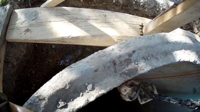 поступление плывуна в колодец это может быть смертельно .убегаем смотреть онлайн