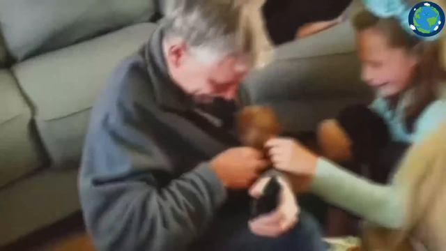 Трогательная подборка моментов, когда детям дарят домашних животных. Не пустить слезу не получится смотреть онлайн