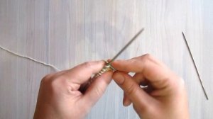 Шикарная шаль спицами с красивым узором по центру!