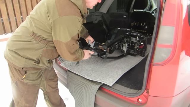 погрузка мотора Сузуки 20 4Т в автомобиль на "правильный бок" смотреть онлайн