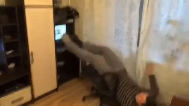 Мужик упал со стула играя в кс смотреть онлайн
