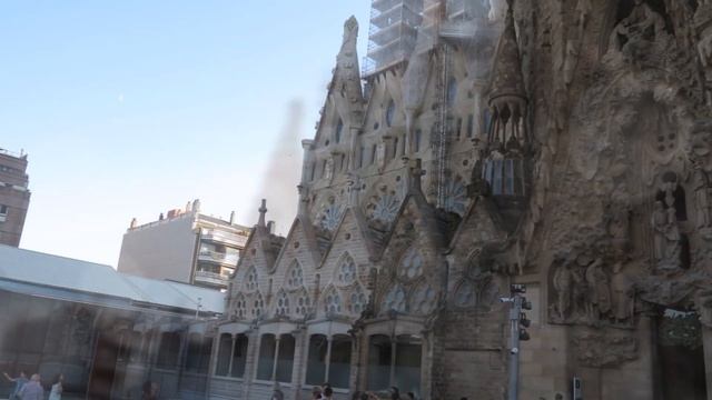 Visitare Barcellona Sagrada Familia dentro, fuori e la visione notturna Visit Barcelona смотреть онлайн