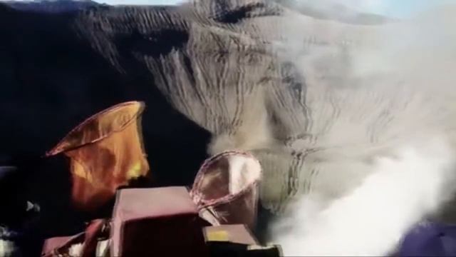 The ceremony of sacrifice to volcano Bromo, Java, Indonesia смотреть онлайн