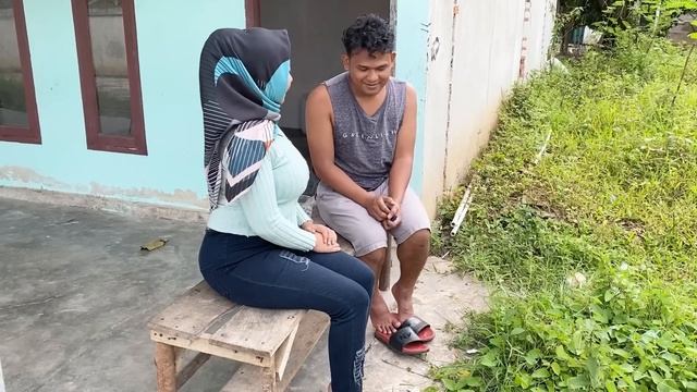 JANDA CANTIK INI HANYA MEMBERI SEDIKIT UANG KEPADA PEMULUNG KELAPARAN, 3 Tahun Kemudian Semua Kaget