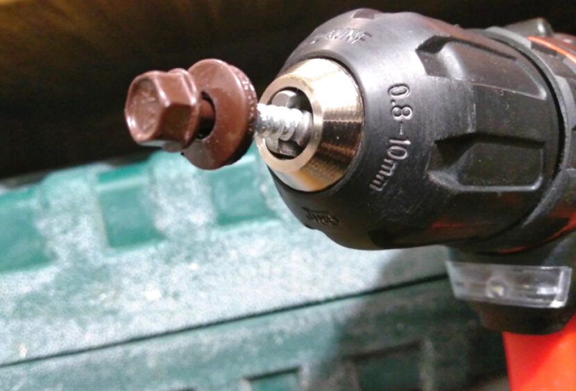 Как закручивать кровельные саморезы под любым углом