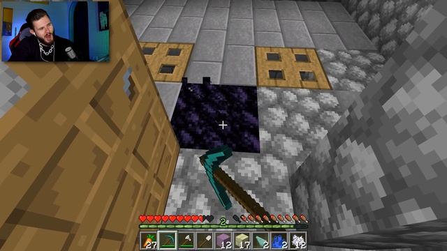 ЭНДЕРМЕНЫ ПЫТАЮТСЯ ВЫЖИТЬ МЕНЯ С БЛОКА // Minecraft: Выживание на одном блоке #10 смотреть онлайн