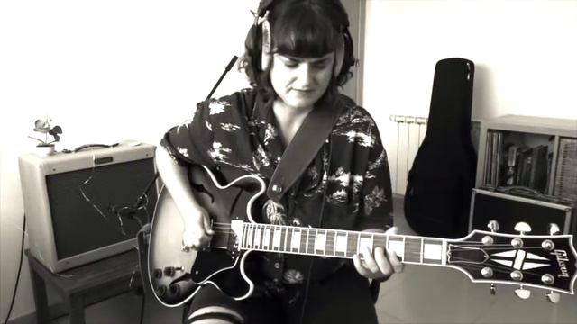 Soloing between Mixolydian & Minor Pentatonic смотреть онлайн