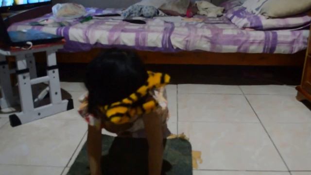 (9.1.2016) - Zeev pretending to be a cat смотреть онлайн