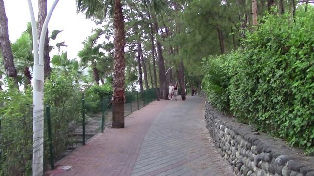 Прогулка по набережной из Мармарис в Ичмелер. Marmaris'ten İçmeler'e Gezinti Yolu Boyunca Yürüyün.