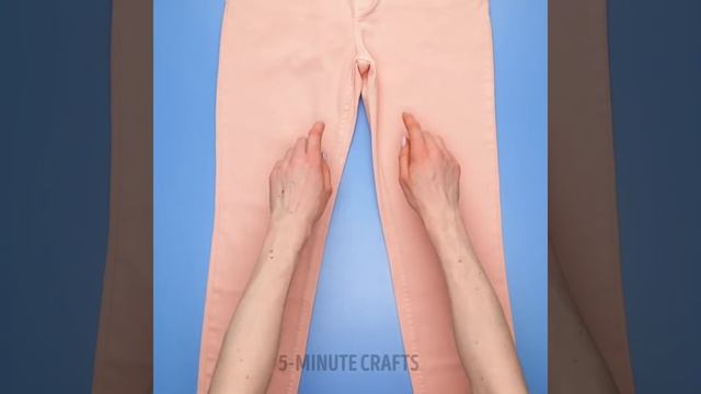 Two Girls Cut Their Clothes In Public || Cool DIY Clothes Hacks смотреть онлайн