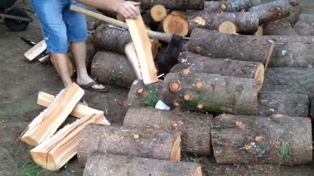 Готовим дрова для костра смотреть онлайн